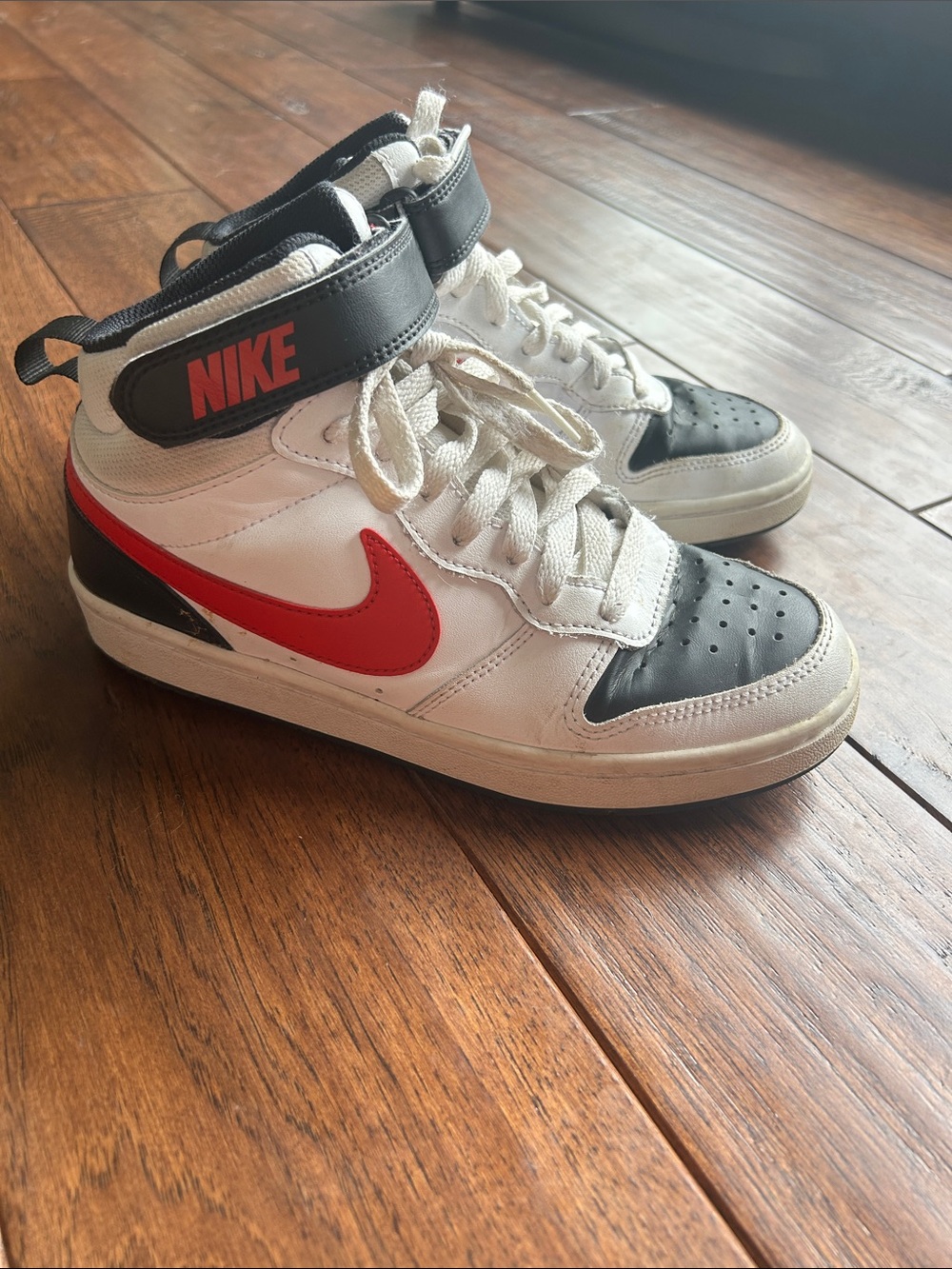Nike Kids Mid-Top Sneakers in White, Black & Red